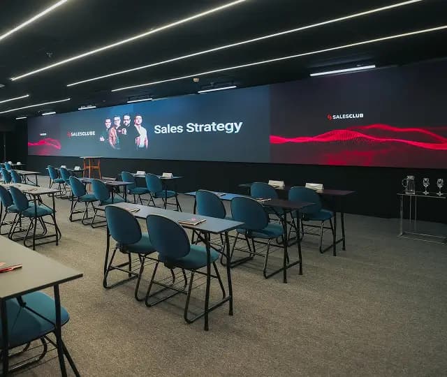 Sala de imersão do Sales Village com painel de LED Sales Strategy