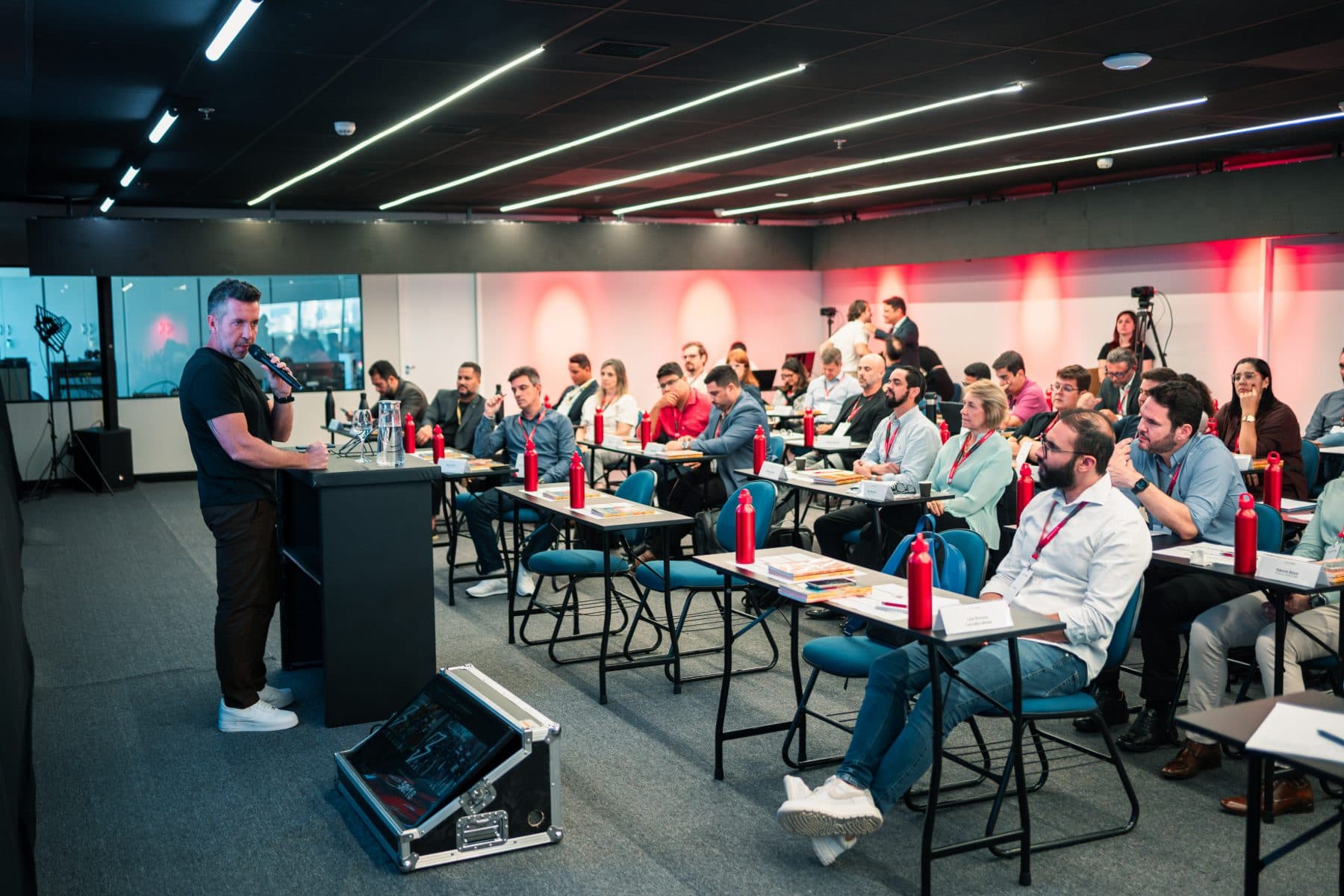 Palestra para empresários no auditório do Sales Village, com plateia